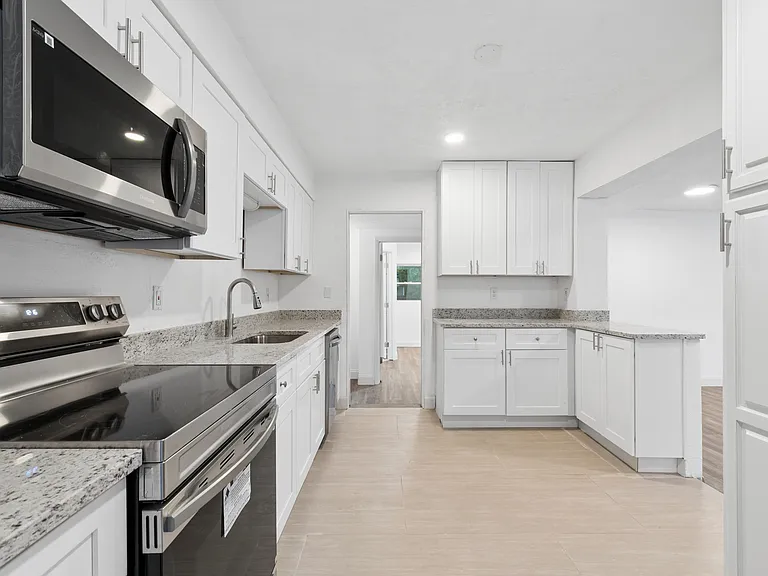 220 NW 33rd Ave — Photo 2