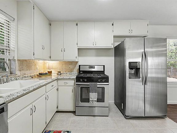 4th image of 47 E 14th St