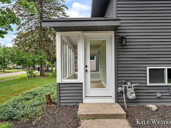 3rd image of 1035 Johnston St SE