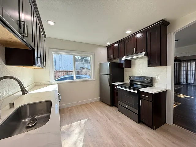 577 Durant Ave — Photo 15