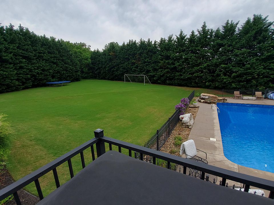 2nd image of 213 Pickering Cir