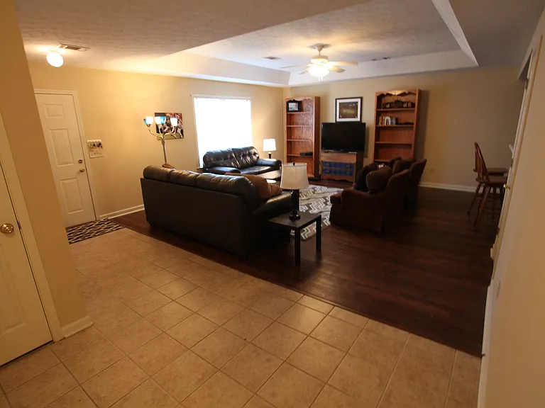 714 Yeager Ln — Photo 11