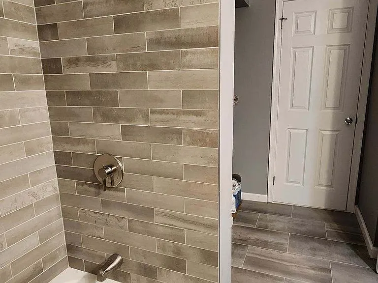 master bathroom tub/shower