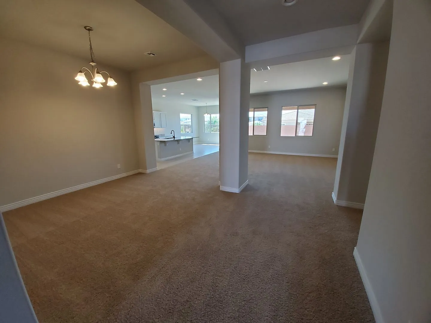 5 Bedroom - Large Newer Build - Great Location — Photo 2