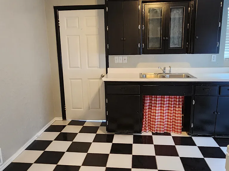 585 S 1200 W — Photo 12