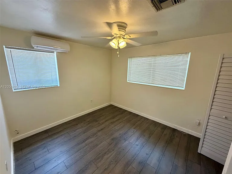 9340 Jamaica Dr — Photo 11