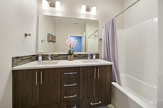 3 bed, 2.5 bath, 1900 sqft, $3,495 — Photo 2
