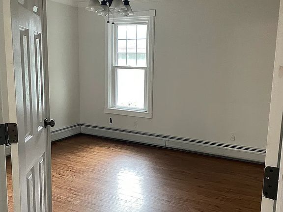 4th image of 427 Kenwood Ave Floor 2