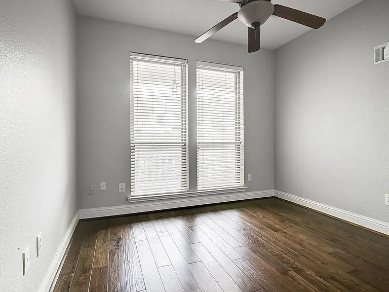 218 E Creekview Dr — Photo 19