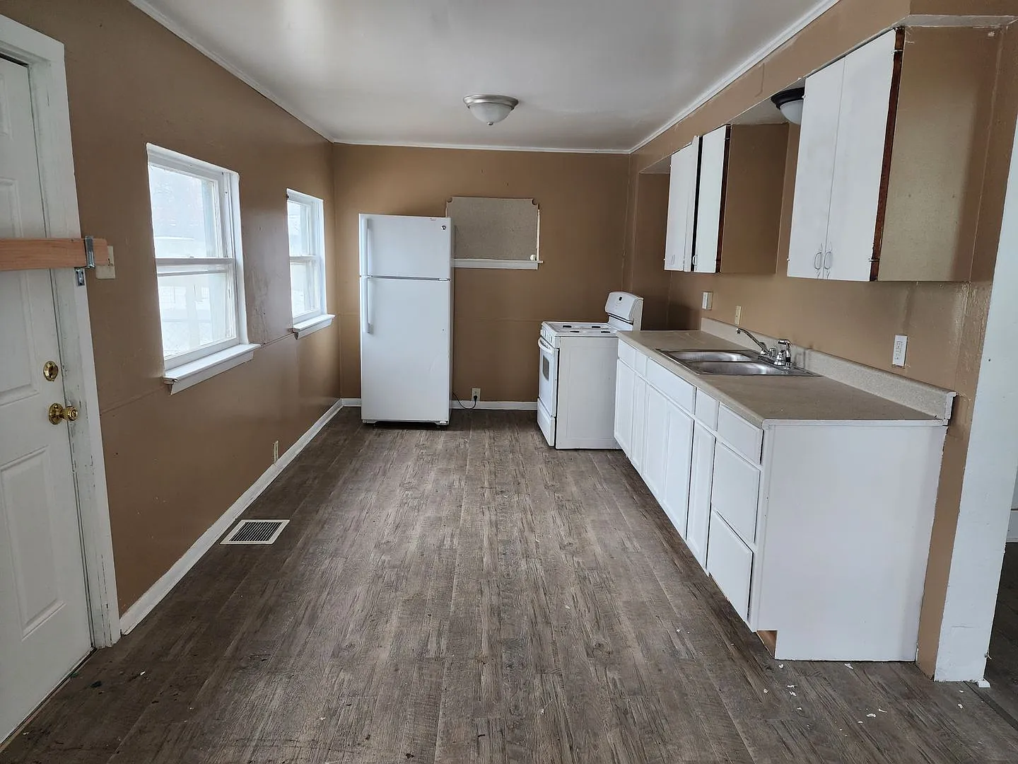 BIG 4 bedroom home — Photo 4