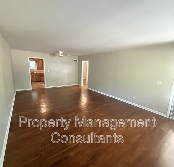 939 N Royal Ave — Photo 3