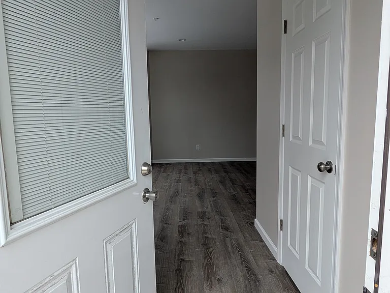 Main entrance into the entry way