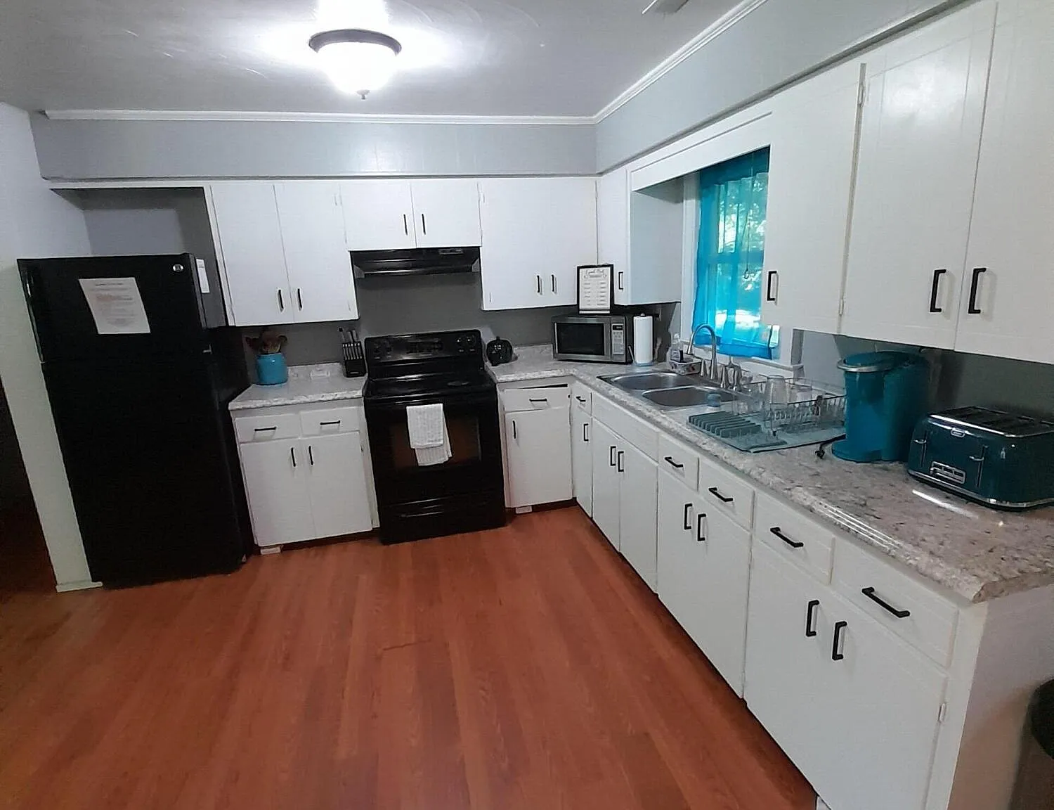 3 bed, 1.0 bath, 1284 sqft, $1,800 — Photo 2