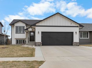 2301 S Ronsiek Ave, Sioux Falls, SD 57106