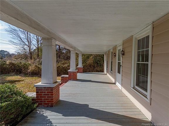 3rd image of 322 Circle Dr