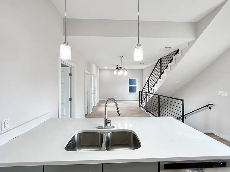 100 Lewis St — Photo 9