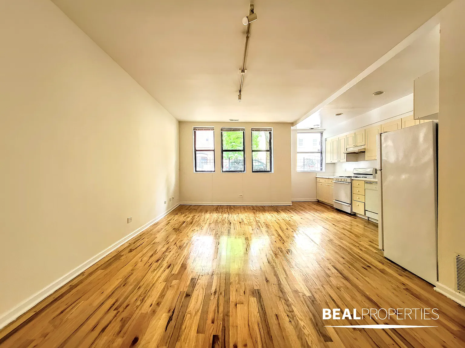 917 W Dakin St — Photo 4