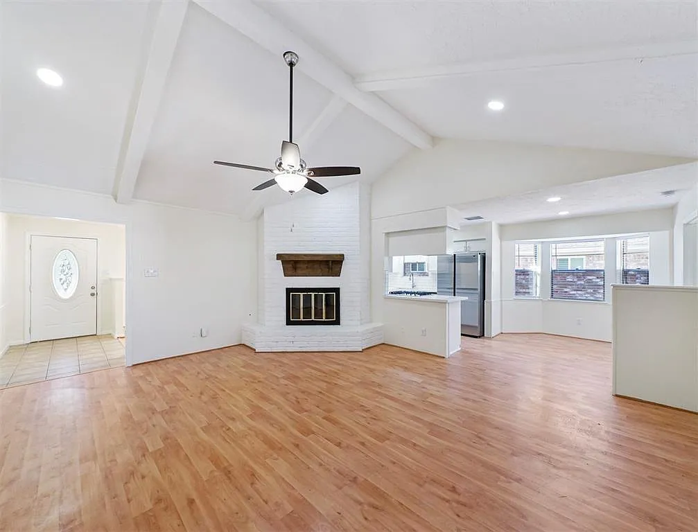 3 bed, 2.0 bath, 1828 sqft, $1,995 — Photo 3