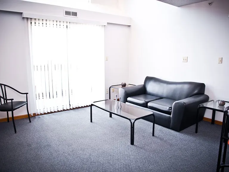 808 S Oak St — Photo 2