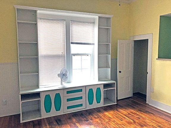 Dining built-in shelving