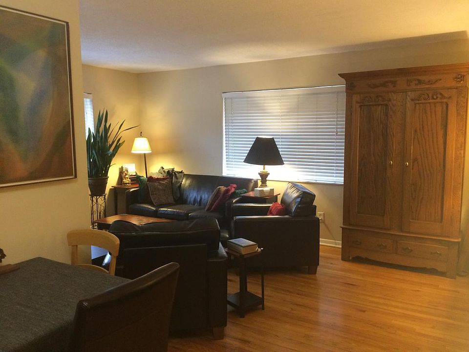 livingroom/eat-in kitchen