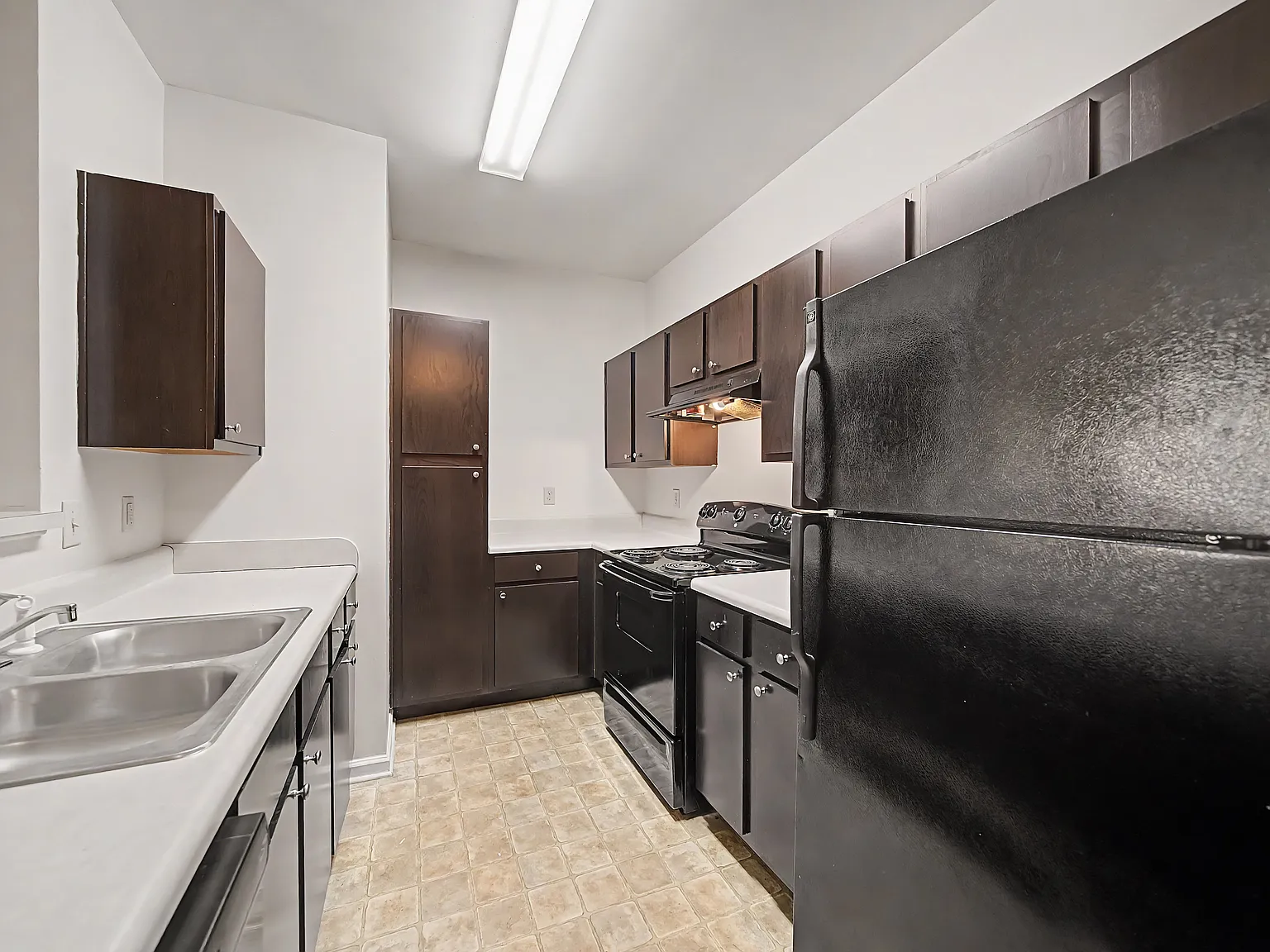 Rosewood Place Apartments — Photo 1