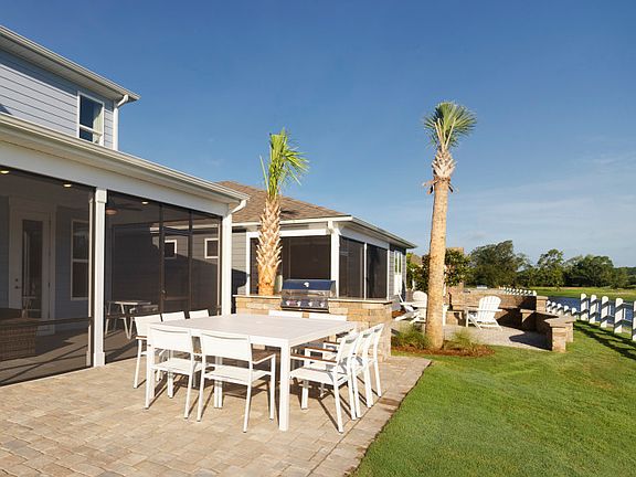 Outdoor Patio to enjoy the pleasant Coastal climate and beautiful backyard view.