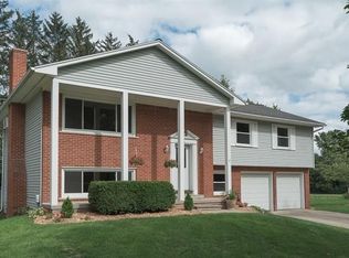 18 Sycamore Dr, Chelsea, MI