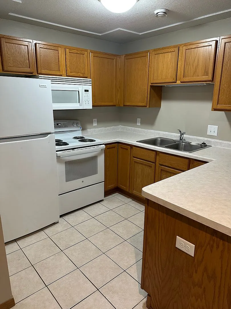 Two Bedroom with Washer/Dryer in unit — Photo 2