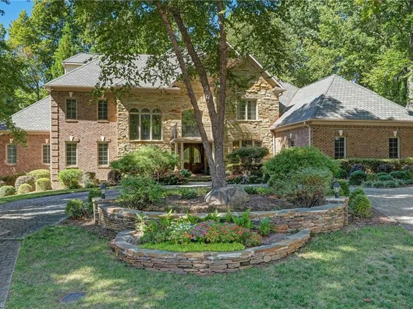 4 Elm Ridge Ct, Greensboro, NC 27408