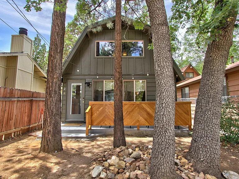 426 Maple Ln — Photo 1