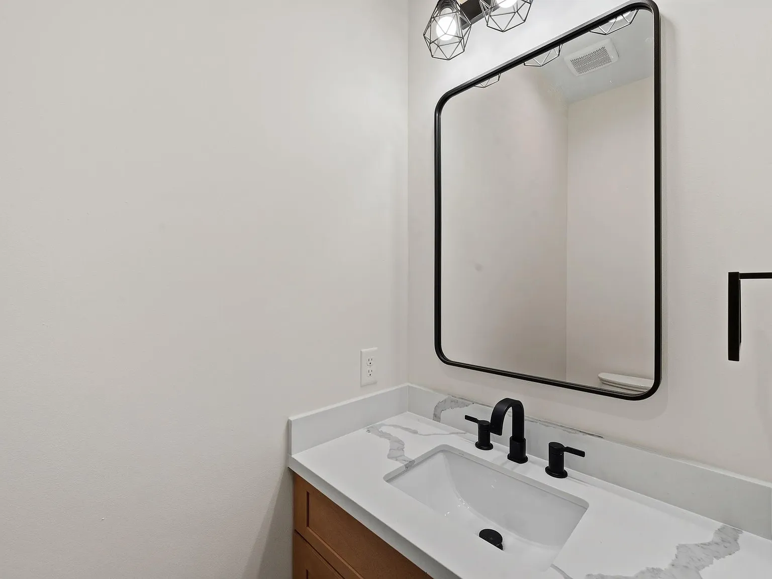 3 bed, 2.5 bath, 1665 sqft, $2,250 — Photo 3