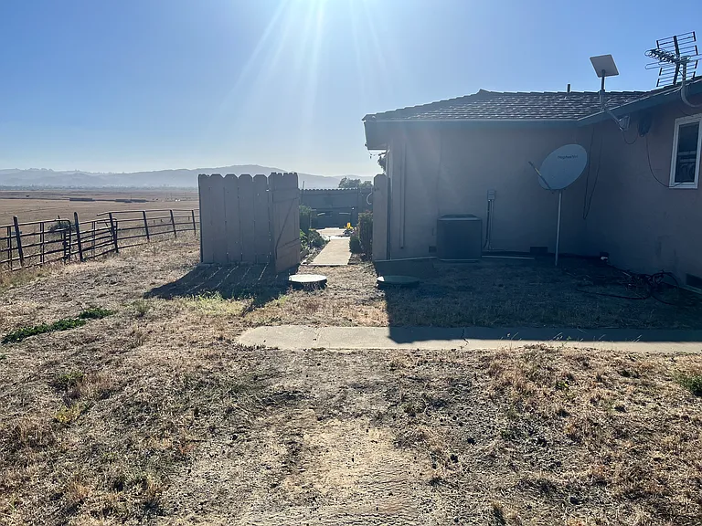 4660 Pacheco Pass Hwy — Photo 3