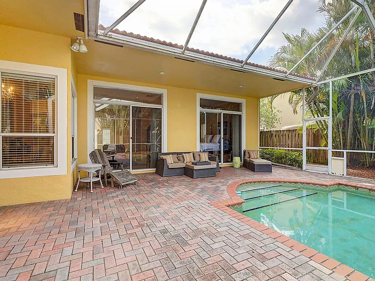10207 Allamanda Blvd — Photo 42