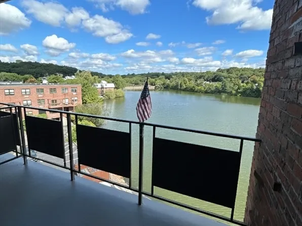 2 Victory Rd APT 27, Lynn, MA 01902