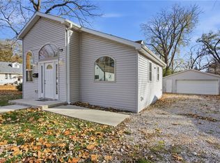 943 2nd St, Charleston, IL 61920