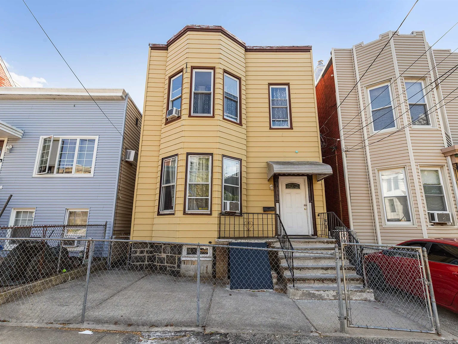 3 bed, 1.0 bath, $2,600 — Photo 1