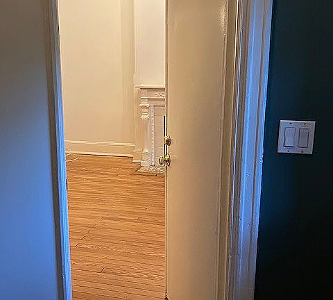 Entry to Apt