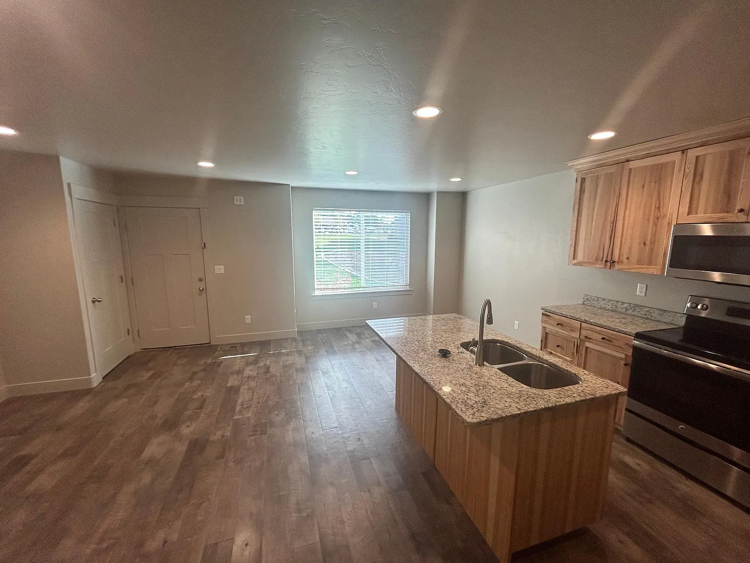 3 bed, 2.5 bath, 1923 sqft, $1,700 — Photo 4