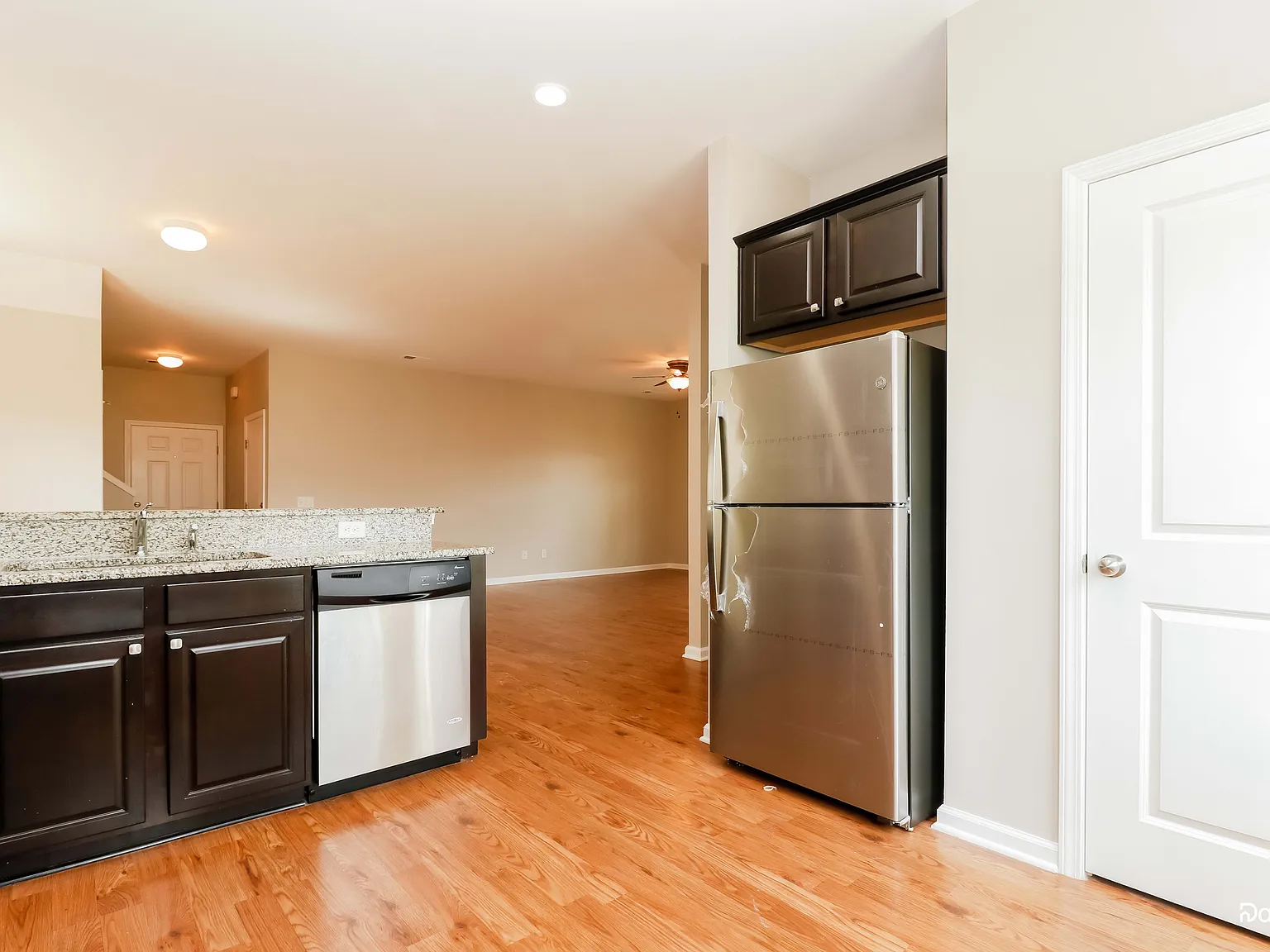 4 bed, 3.5 bath, 2379 sqft, $2,620 — Photo 3