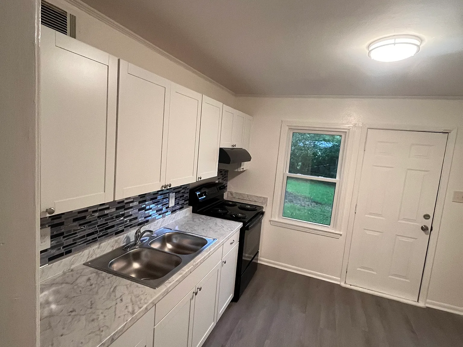 3 bed, 1100 sqft, $1,350 — Photo 3