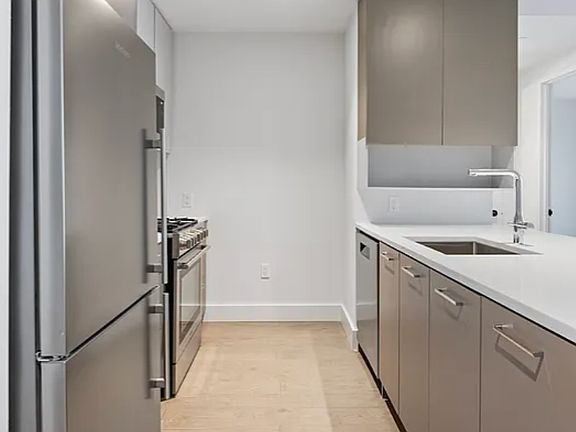5th image of 92-27 160th St #1400