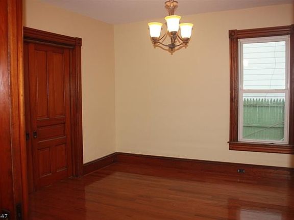 3rd image of 32 Glen Ave