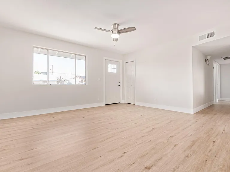 1611 W 5th St — Photo 12