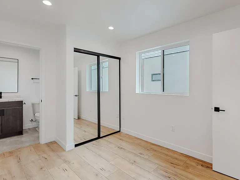 6811 Gloria Ave — Photo 28
