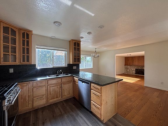 4th image of 483 Cottonwood Dr