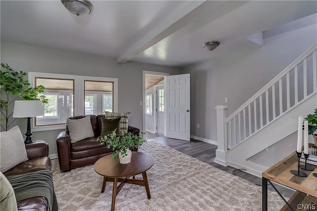 3 bed, 2.0 bath, 948 sqft, $1,550 — Photo 2