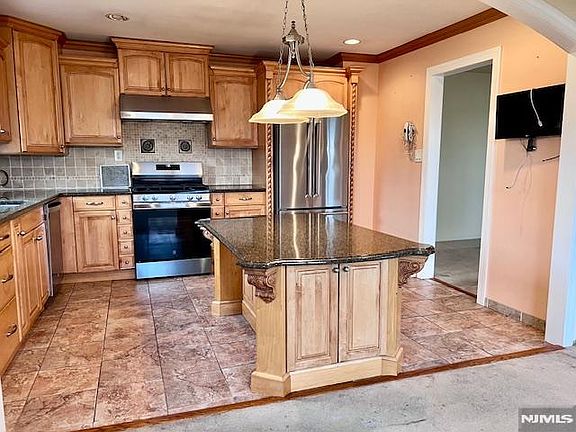3rd image of 661 Clinton Pl