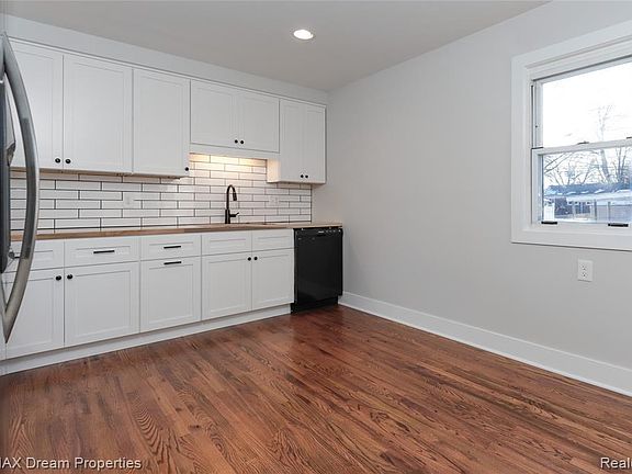 5th image of 665 Deering St