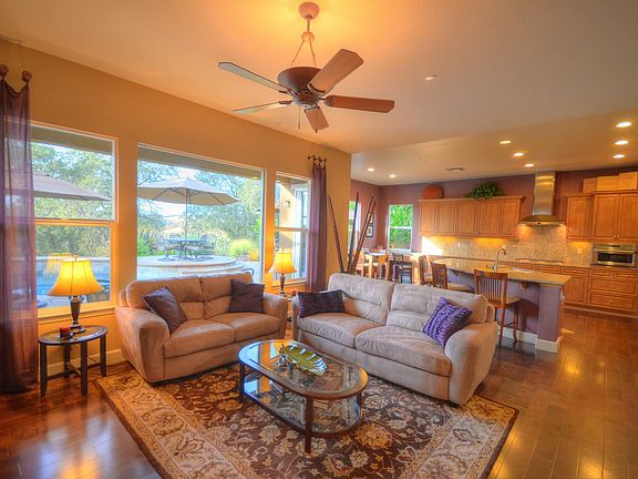 4th image of 3220 Black Oak Dr